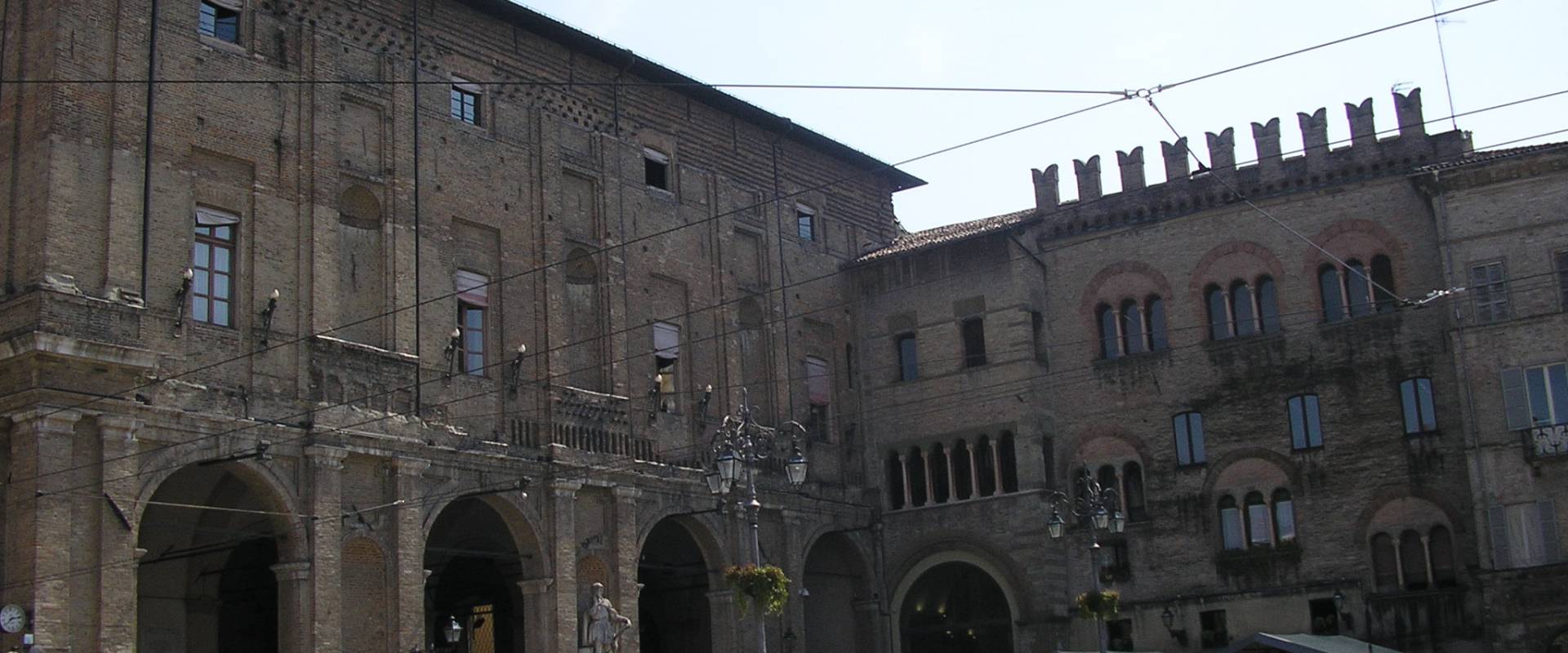 Facciata del Palazzo Comunale di Parma foto di Palladino Neil